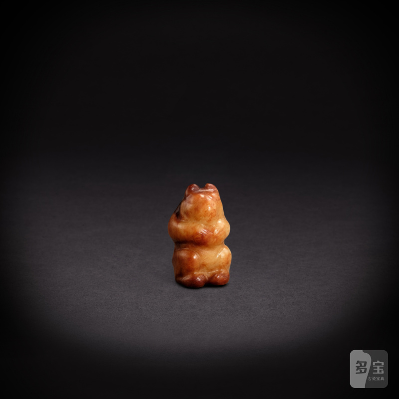 A white and russet jade 'bear' pendant, Liao dynasty or earlier | 遼或更早 白玉熊墜